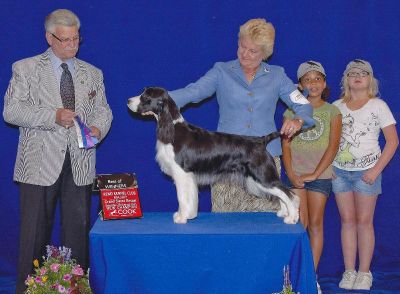 NEW CHAMPION RAVEN!!! With my 2 beautiful granddaughters Adrienne and Desiree and our brilliant hander Lynda O'Connor-Schneider